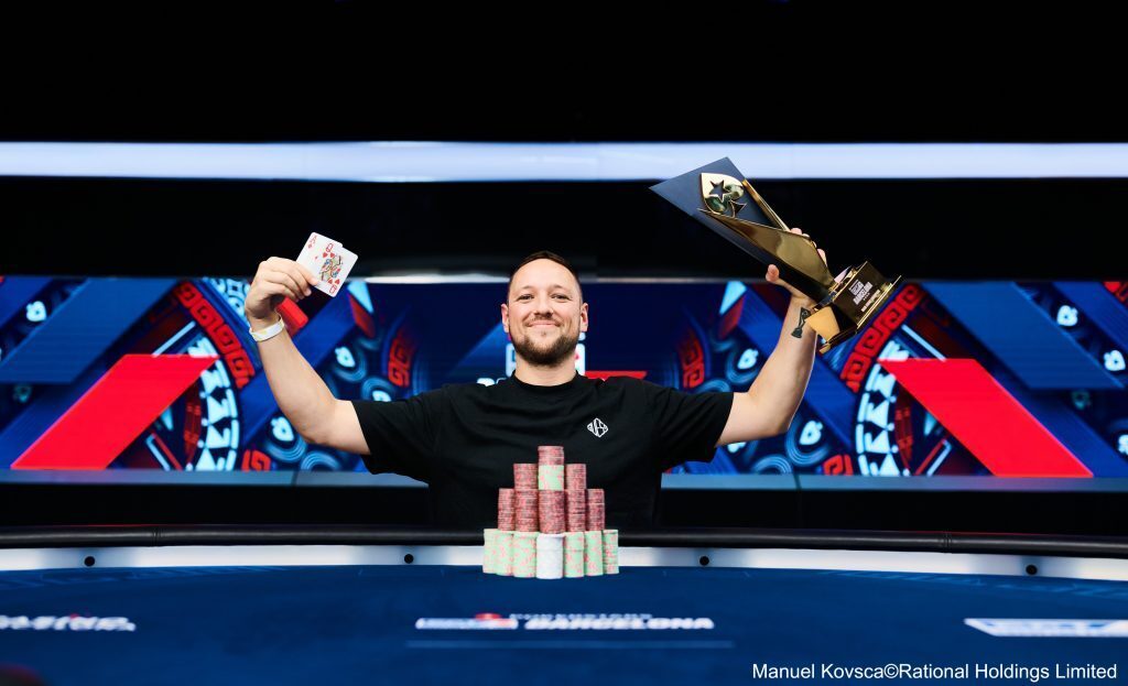 Manuel Ferrari celebrates winning the 2026 EPT Barcelona Main Event with his trophy and winning hand.